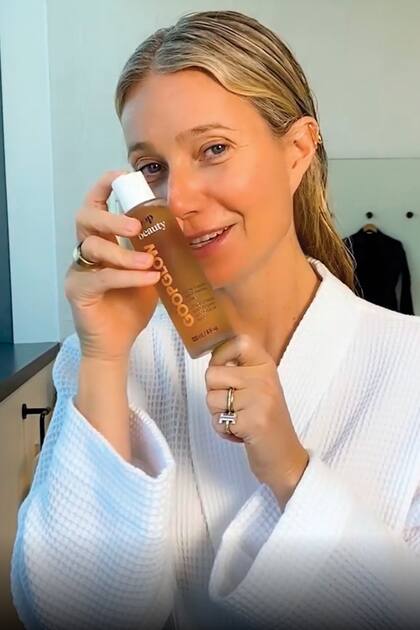 La actriz promociona en sus redes sociales los productos de belleza de su marca, siempre vestida con una bata blanca y en algunos de los baños de su mansión de Montecito, California.