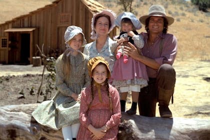 La actriz que interpretó a la pequeña Laura Ingalls (sentada abajo) actualmente tiene 56 años y vive en una granja similar a la de la serie que la hizo famosa