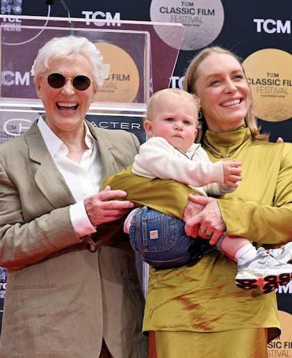 La actriz, que lució un traje oversized y anteojos
oscuros, estuvo acompañada por su hija Annie Starke y su nieto
Rory