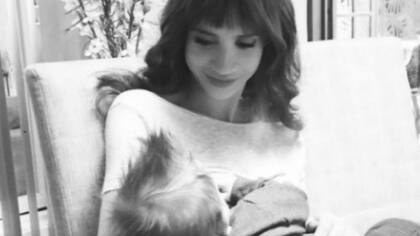 La actriz, quién lleva a su bebé a las grabaciones, no dudó en compartir un momento íntimo para concientizar sobre la lactancia materna