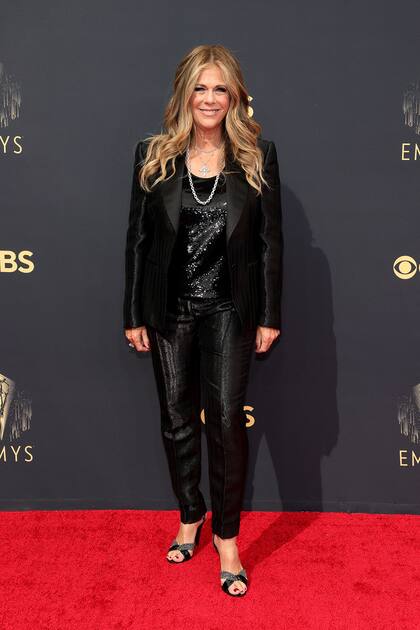 La actriz Rita Wilson, con look total black