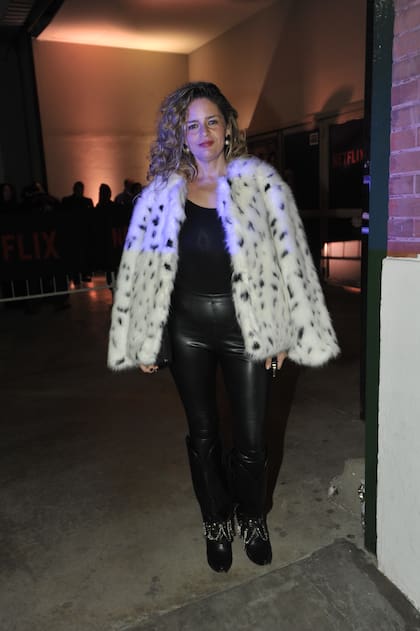 La actriz Romina Ricci, de cuero y bien abrigada