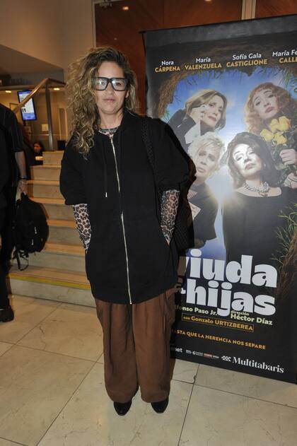 La actriz Romina Ricci eligió prensas oversize que combinó con detalles en animal print