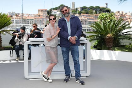 La actriz rompió las reglas de la alfombra roja y completó su look con zapatillas deportivas. En la foto, canchera, junto al director Quentin Dupieux