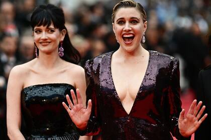 La actriz sa Eva Green y la directora estadounidense Greta Gerwig se motraron muy divertidas durante su llegada a la ceremonia de apertura de la edición número 77 del Festival de Cannes. Las dos mujeres forman parte del jurado del evento