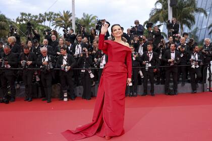 La actriz sa se distinguió con vestido rojo de mangas largas y hombros descubiertos realizado especialmente para ella por Dior Haute Couture. El pelo lo llevó suelto con un estilo mojado