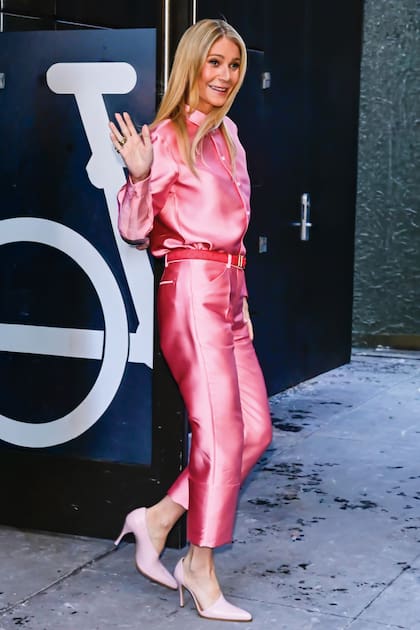 La actriz
sale de los estudios
de televisión con
un equipo formado
por camisa de
satén y pantalones
capri con puños,
de la colección
primavera 2026 de
Calvin Klein, al que
le sumó cinturón y
stilettos al tono