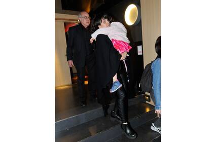 Julieta Díaz saliendo del encuentro junto a su hija