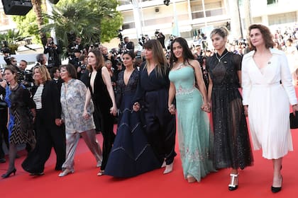 La actriz Salma Hayek y la cineasta Patty Jenkins, entre otras estrellas, caminando de la mano la alfombra roja