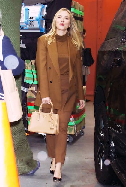 La actriz Scarlett Johansson, a su vez, fue fotografiada en la ciudad de Nueva York antes de llegar al estudio para ser entrevistada por Kelly Ripa y Marc Concuelos, anfitriones del programa Live with Kelly and Mark