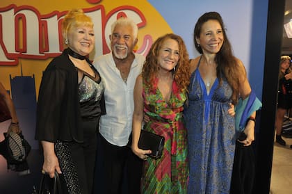 La actriz se reencontró con otro de los protagonistas de aquella recordada puesta de los años ochenta: el eterno Raúl Lavié, que interpretaba al millonario Oliver "Daddy" Warbucks, el rol que hoy encarna Miguel Ángel Rodríguez