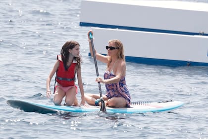 La actriz Sienna Miller y su hija Marlowe disfrutando de un verano sobre el mar