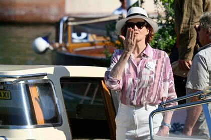 La actriz Sigourney Weaver lanza besos a la prensa al dejar el muelle del Hotel Excelsior en el marco del Festival de Cine de Venecia. “Ser invitado a unirme a esta constelación de artistas es el honor más asombroso que puedo imaginar y me siento verdaderamente honrada por este reconocimiento. He tenido la oportunidad de trabajar con tantos cineastas con personalidades muy diferentes. Agradezco a todos y cada uno de ellos por el trabajo que hemos podido hacer juntos. Ha sido toda una aventura”, dijo la artista en su discurso de agradecimiento, luego de recibir el León de Oro