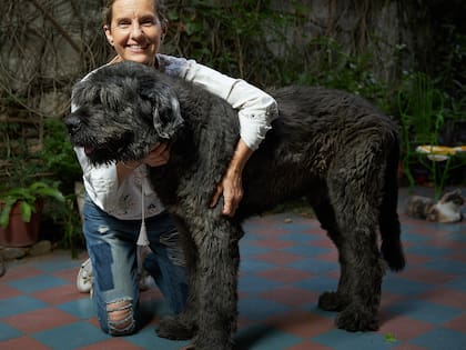 La actriz Silvia Kutika en su jardín con su perro