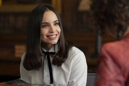 La actriz Sofía Carson personifica a Anna en la película Mi Año en Oxford (Netflix)