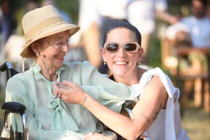 La actriz sonríe de felicidad junto a su abuela, Marta Repetto.