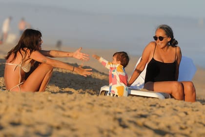 La actriz, su madre Rita y Tao en la playa. 
