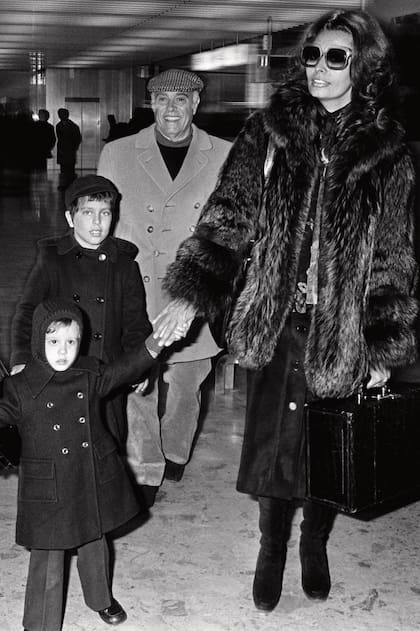 La actriz, su marido y sus hijos, Carlo Junior y Edoardo, a punto de embarcarse a París en 1976.