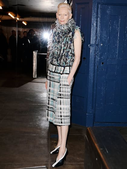 La actriz Tilda Swinton acaparó todas las miradas con su espectacular top de plumas y cuello halter que coordinó con midi y zapatos bicolor de Chanel
