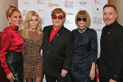 La actriz Vanessa Williams –que en el musical El diablo viste de Prada interpreta a la editora de moda, Miranda Priestly–, Donatella Versace, Elton John, Anna Wintour y el marido del cantante, David Furnish.
