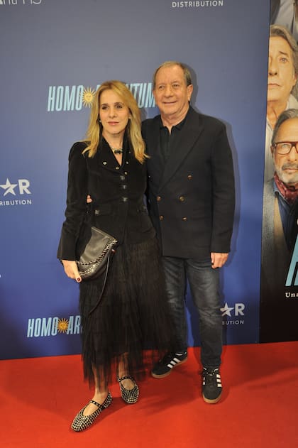 La actriz Viviana Puerta y el productor Carlos Mentasti, con detalles casuales y rockeros