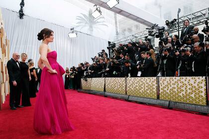 La actriz y cantante Idina Menzel, quien prestó su voz a Elsa para el film animado de Disney, Frozen 2, al llegar al Dolby Theatre