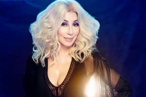 Cher versiona "Chiquitita", de ABBA, su primer tema en español y a beneficio