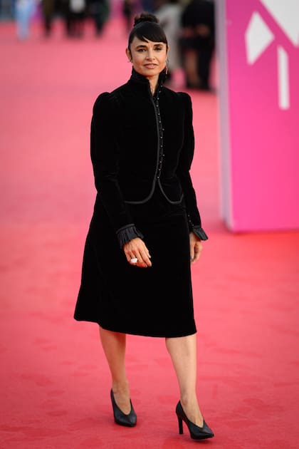 La actriz y cantante Mia Maestro llegando a la premiere de After This Death en el Festival de Cine de Deauville en Francia. La argentina lució un sobrio conjunto de terciopelo que se destacó por su blazer con cuello alto, mini botones y delicados volados en sus mangas