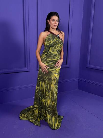 La actriz y cantante Natalie Pérez con uno de sus diseños