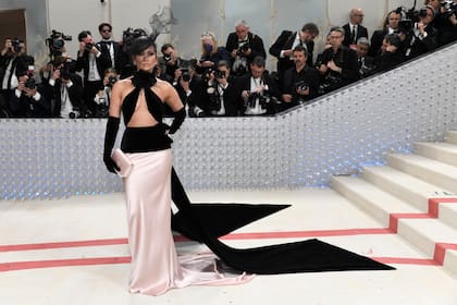 La actriz y cantante optó por un sensual vestido en rosa y negro