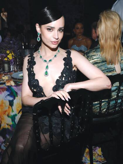La actriz y cantante Sofia Carson acertó con un sensual vestido de encaje y con escote de vértigo de August Getty Atelier y joyas de Chopard