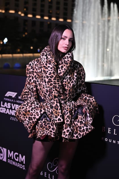 La actriz
y cantante Sofia Carson eligió
un abrigo corto y voluminoso
animal print