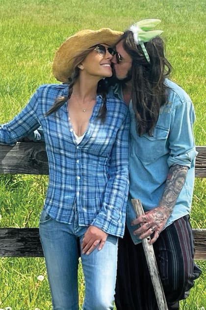 La actriz y
el cantante country en la imagen con la que oficializaron su relación.