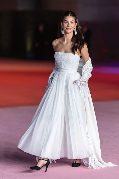 La actriz y ex pareja de Leonardo Di Caprio, Camila Morrone, brilló con un strapless Chanel, el pelo semirrecogido y un maquillaje natural.