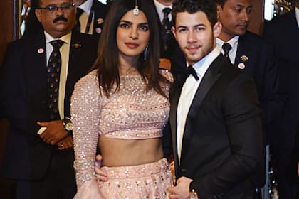La actriz y exmiss Mundo Priyanka Chopra, junto a su marido, el cantante Nick Jonas