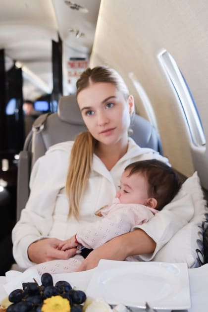 La actriz y modelo con su hija en el avión.