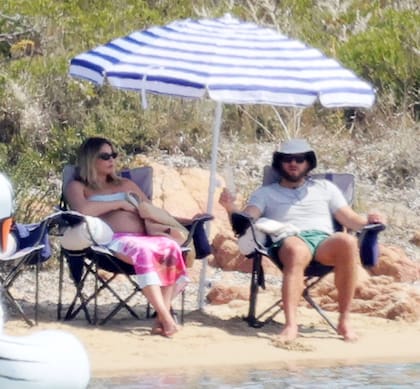 La actriz y productora decidió frenar y dedicarse a disfrutar de su embarazo, siempre junto a su marido. La noticia sobre la futura maternidad de Robbie trascendió a finales de julio, y aunque no se sabe a ciencia cierta cuándo llegará el primogénito de la pareja al mundo, se estima que la también productora cursa su sexto o séptimo mes de embarazo