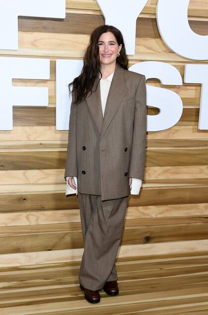 La actriz y productora ejecutiva de Tiny Beautiful Things Kathryn Hahn eligió un outfit oversize para la ocasión