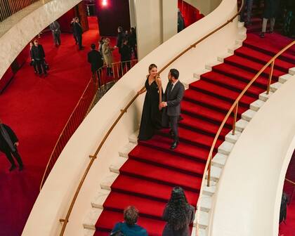 La actriz y su director bajan la gran escalera del Met rumbo al palco 19