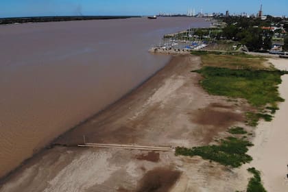 La actual bajante del río Paraná, que se encuentra a 1,05 metros a la altura de Rosario, sería la más importante de los últimos 50 años
