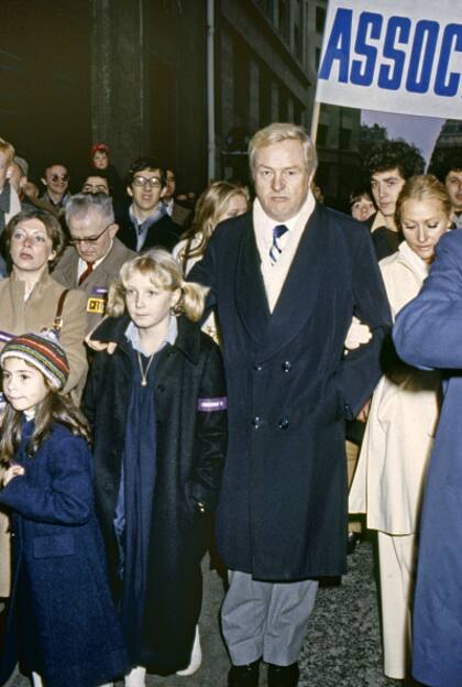 La actual candidata a presidenta de Francia, Marine Le Pen, con el pelo peinado en dos colitas, marcha junto a sus padres por el centro de París en 1982.