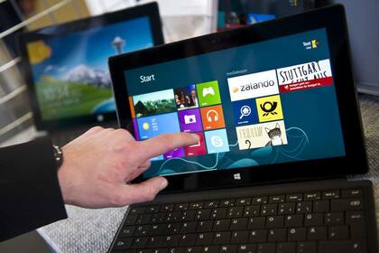 La actual pantalla de inicio de Windows 8, obligatoria al momento y que se podría modificar para ingresarl al tradicional escritorio en la próxima actualización del sistema operativo