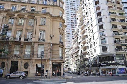 La actual sucursal del banco BBVA (Callao 1499) -ex sede del Banco de Crédito Argentino- y la puerta del edificio de la inmobiliaria Achaval Cornejo (Callao 1515), cruzando Las Heras
