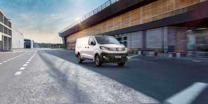 La actualización de Peugeot Expert incluye nuevos faros, parrilla frontal, paragolpes delanteros y luces antiniebla.