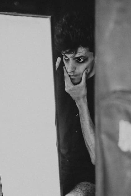 La actución de Zuka requiere también un clima que incluye su atuendo y su maquillaje