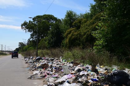 La acumulación de residuos se extiende hasta por los caminos linderos del espacio verde