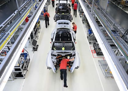 La acumulación de vehículos de marcas chinas en puertos europeos se debe a la desaceleración de ventas de autos eléctricos que se está produciendo en Europa