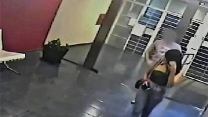 La acusada, grabada por una cámara de seguridad, huyendo de la casa de una de sus víctimas