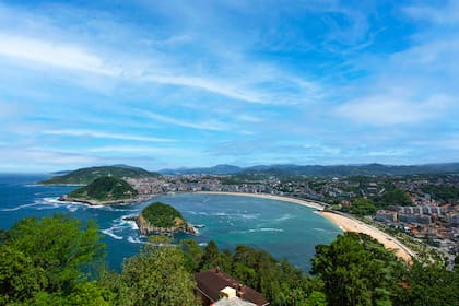 La adaptación de Crowley y su familia a San Sebastián, en España, incluyó deportes, amistades y recorridos por la costa