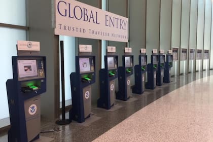 La adhesión al Global Entry tiene una duración de cinco años, implica el pago de una tarifa y exige una evaluación de antecedentes con entrevista obligatoria